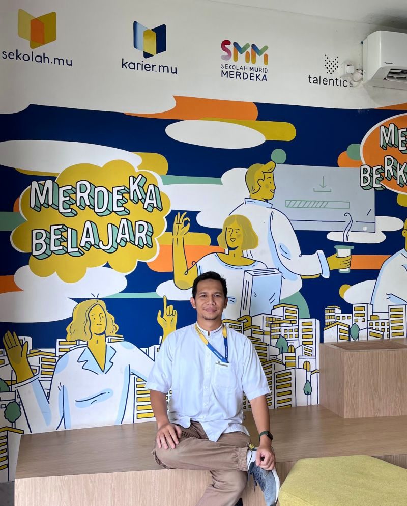 Andika Amri di depan mural Merdeka Belajar