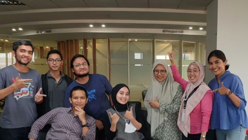 Foto bersama tim di kantor